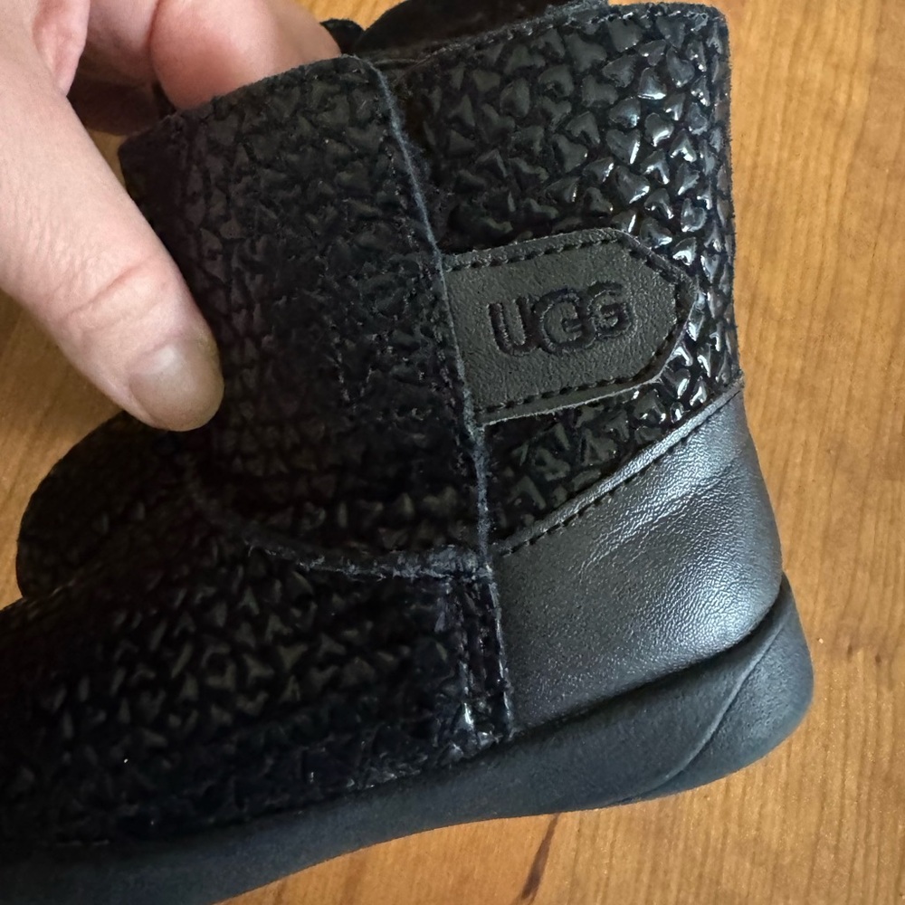 UGG Kids Black Textured Shearling Booties size 7 - Picture 5 of 6